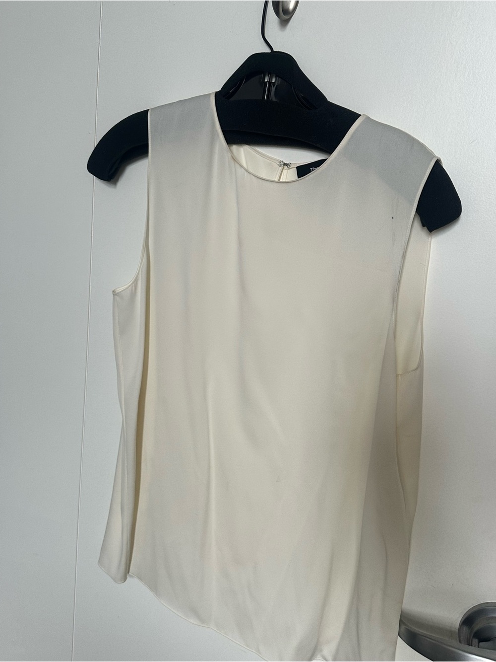 Theory Sleeveless silk Crewneck Camisole in Cream